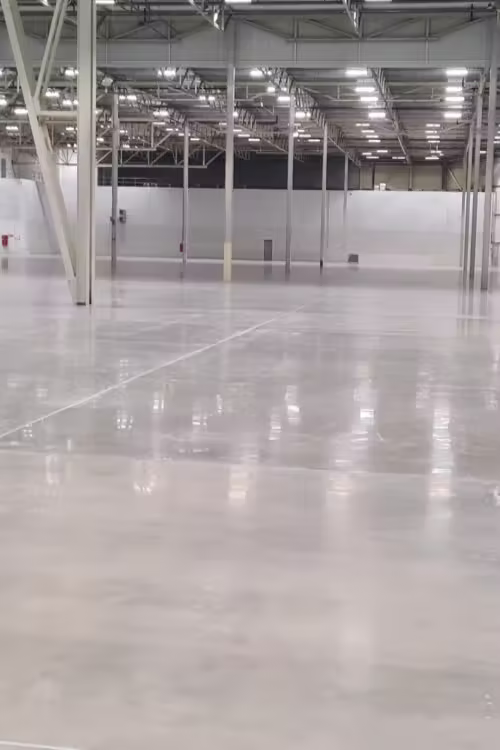 czysta hala magazynowa