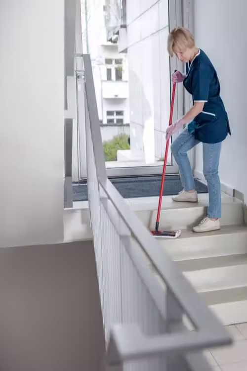 Mycie klatki schodowej profesjonalną chemią